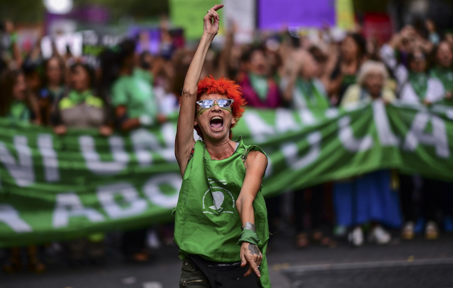 A 365 días de que se halló el cuerpo sin vida de #DebanhiEscobar, colectivos feministas y familiares de la joven marcharon para exigir justicia y pedir alto a los #feminicidios