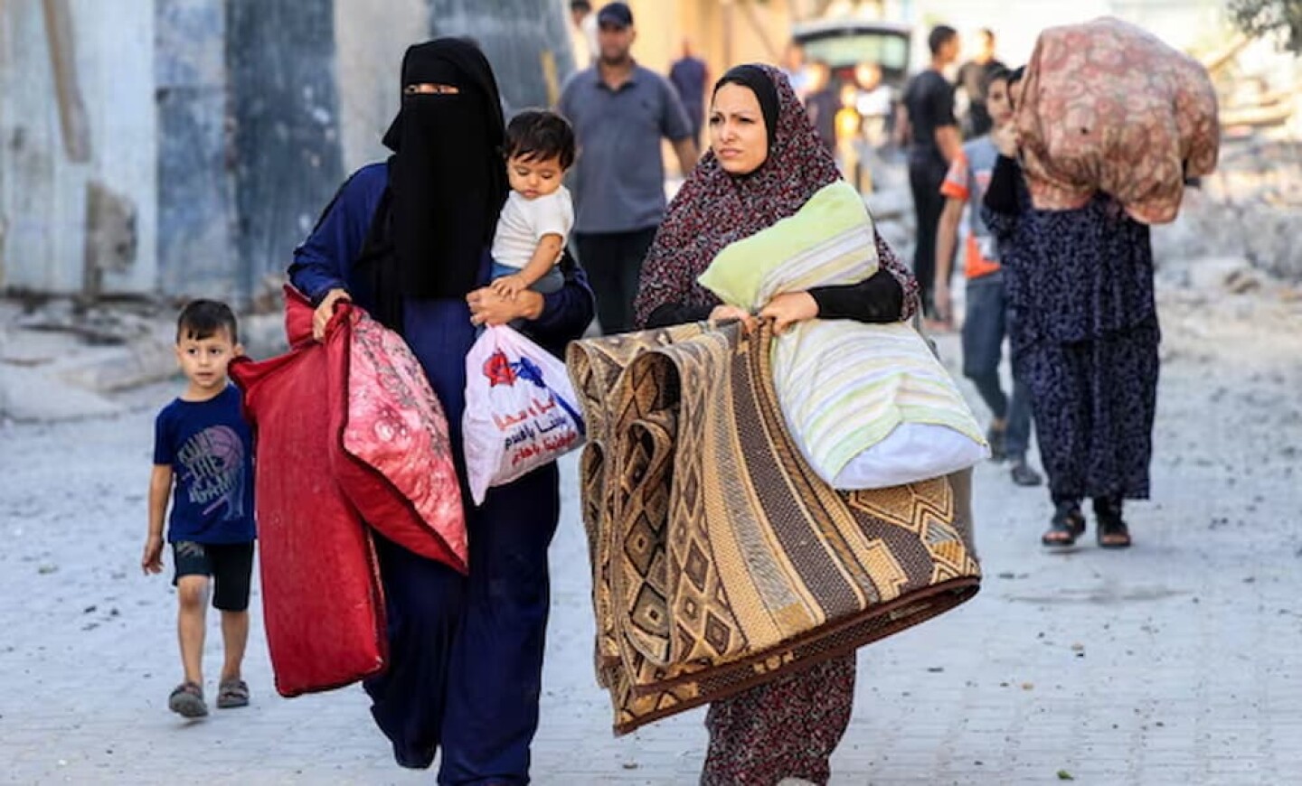 Sólo rezo habitantes de Gaza atrapados entre la orden de evacuación, Hamás y las bombas