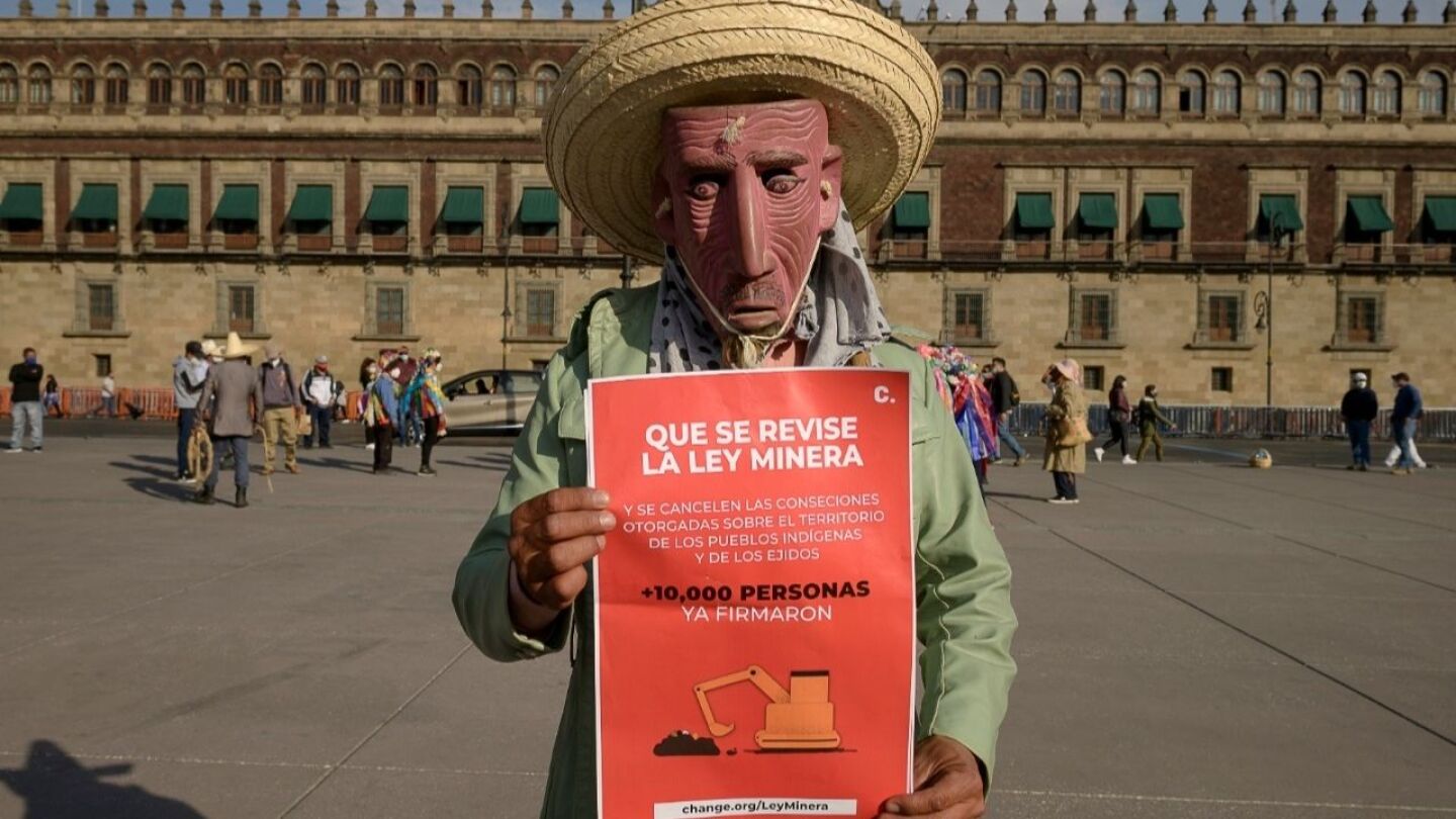 Una persona indígena protesta contra la Ley Minera