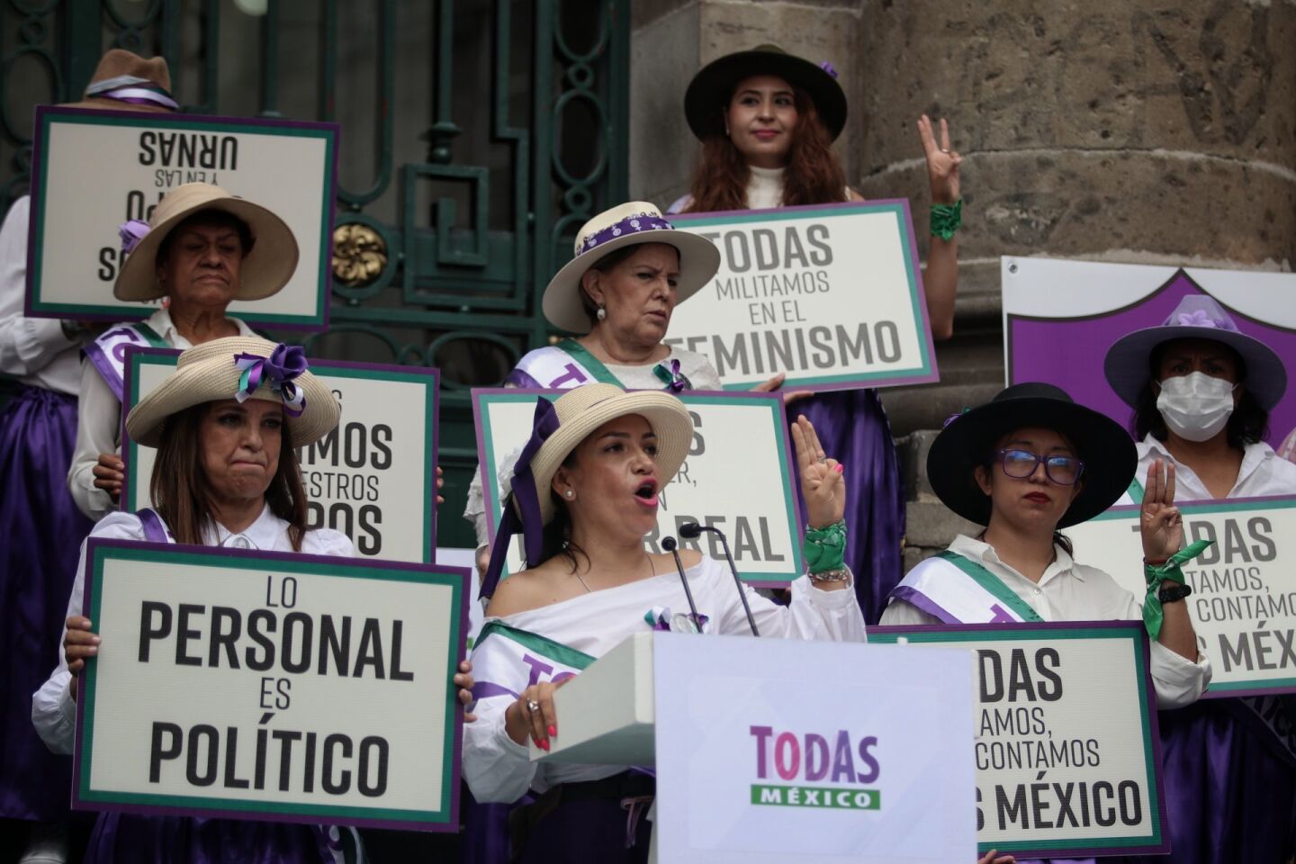 Como parte de la conmemoración del 68 aniversario de que la mujer pudiera acceder al voto, mujeres autonombradas como feministas presentaron a "Todas México" una colectiva politica apartidista.