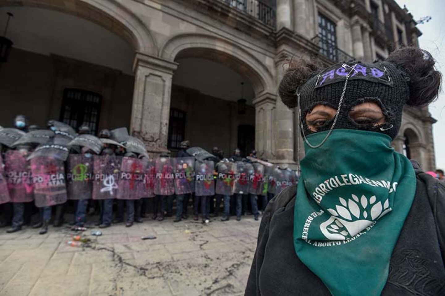Mujeres que participaron en la Marcha del Día Internacional de la Mujer al llegar a Palacio de Gobierno tuvieron una confrontación con policías estatales los cuales respondieron con polvo de extintor.