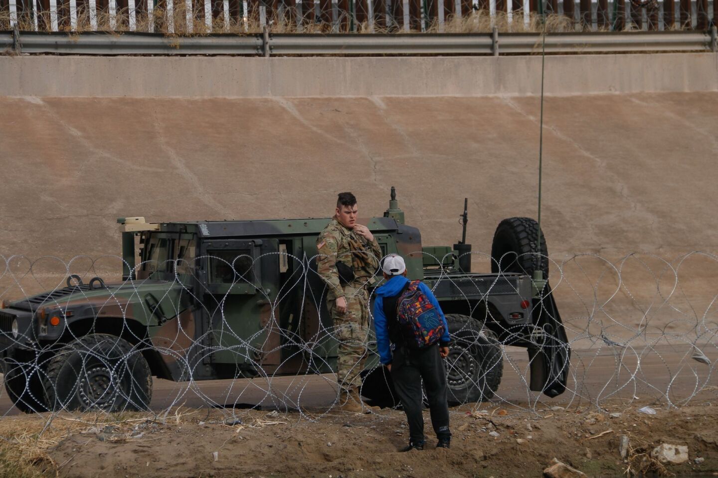 Un joven migrante de 16 años intentó cruzar hacia Estados Unidos por el Río Bravo, en donde se encontró con una frontera blindada por militares estadounidense y cables con púas.