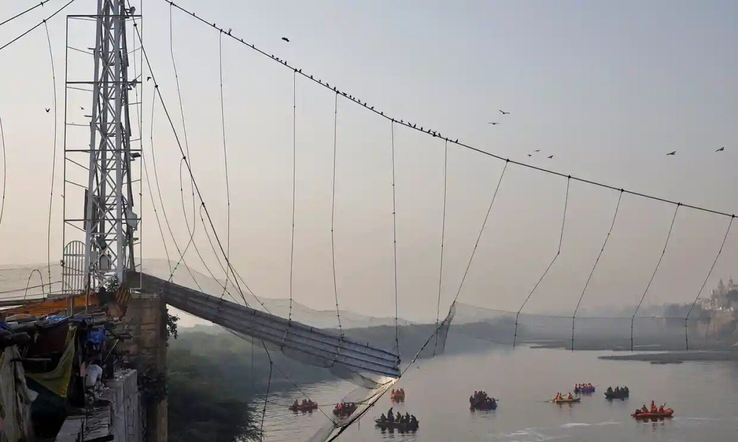 derrumbe_puente_en_la_india_al menos_130_muertos