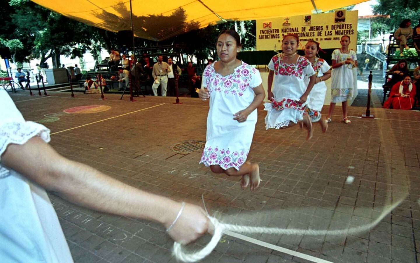 La delegación Tlalpan y la CONADE organizaron en el centro de Tlalpan, el ¨Encuentro Nacional de Juegos y Deportes Autóctonos y Tradiconales de las Mujeres¨. Participaron mujeres de Chiapas, San Luis Potosí, Michoacán, entre otros. FOTO: Moisés Pablo/CUARTOSCURO.COM