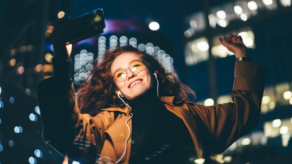 mujer escucha música