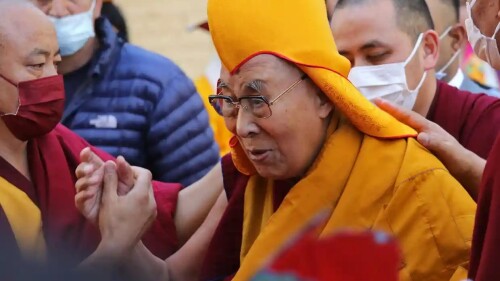 dalai_lama_se_disculpa_tras_besar_a_un_niño