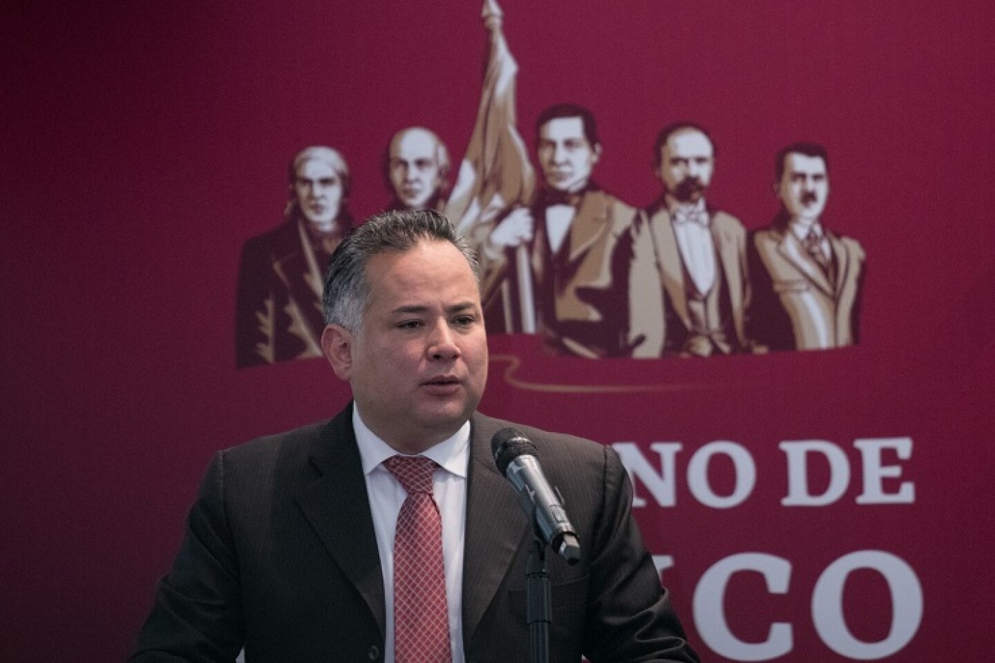 Santiago Nieto, titular de la Unidad de Investigación Financiera, durante la firma de convenio.