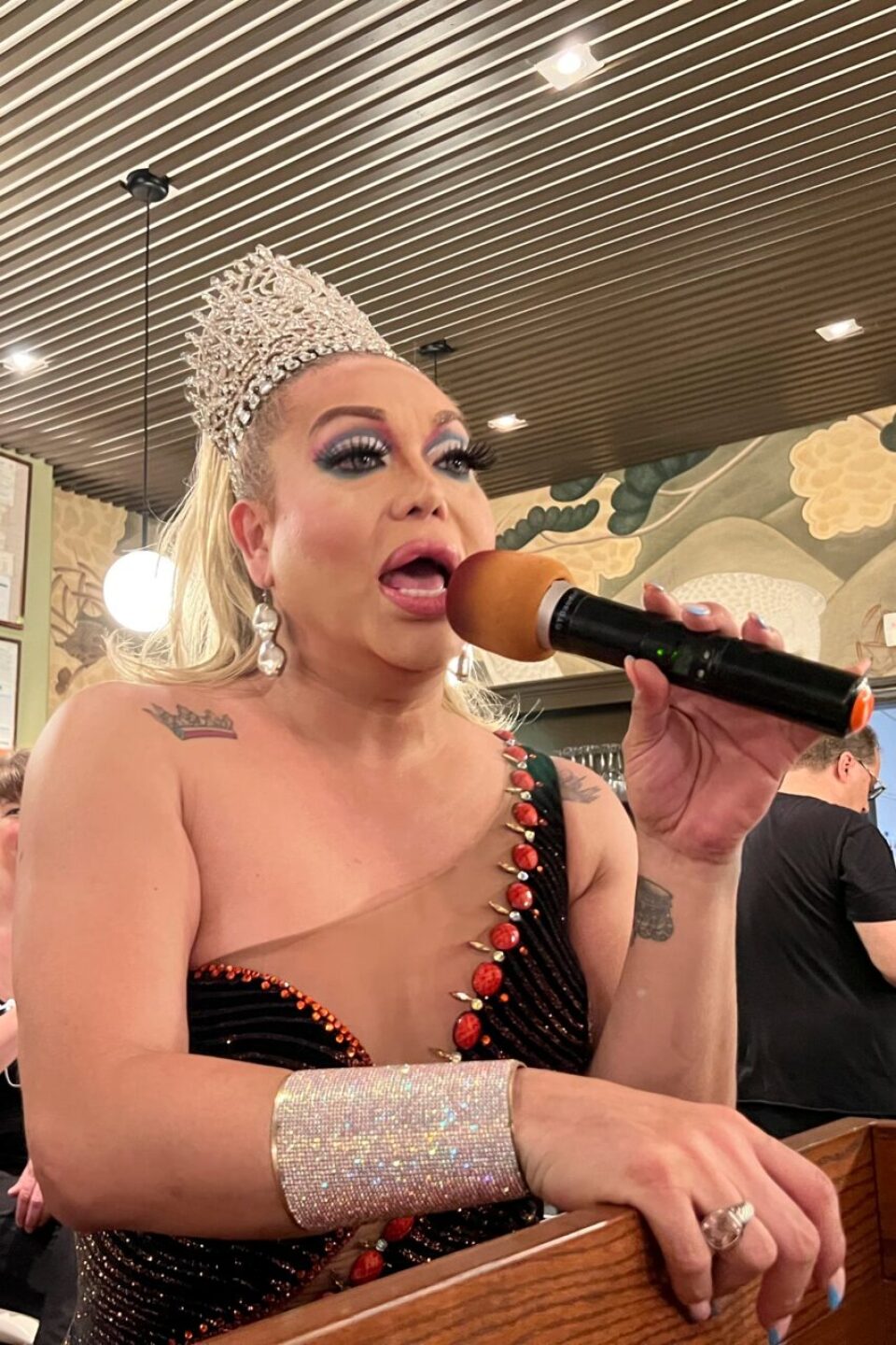 Gigi-Paris-drag-853x1280