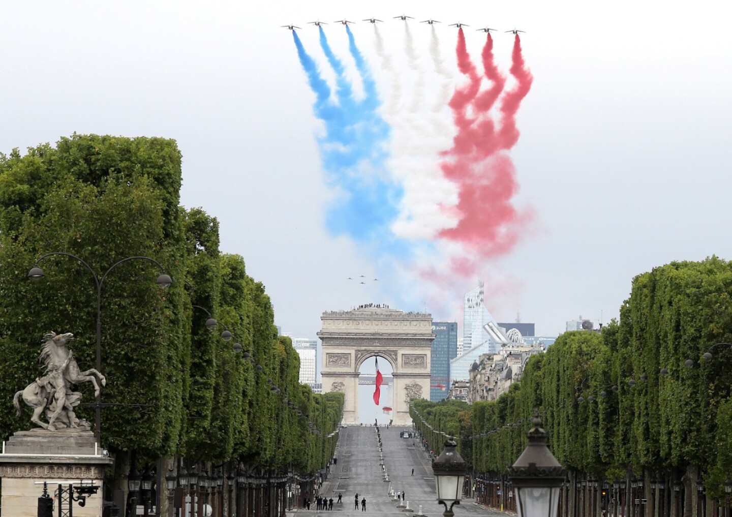 Francia festeja el 14 de julio con versión Covid-19