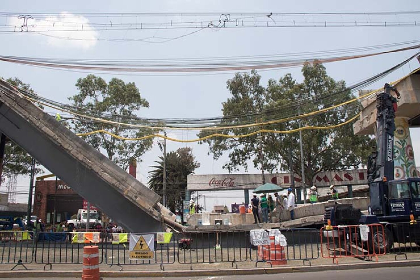 Remoción de escombros de la zona colpsada de la línea 12 del Metro