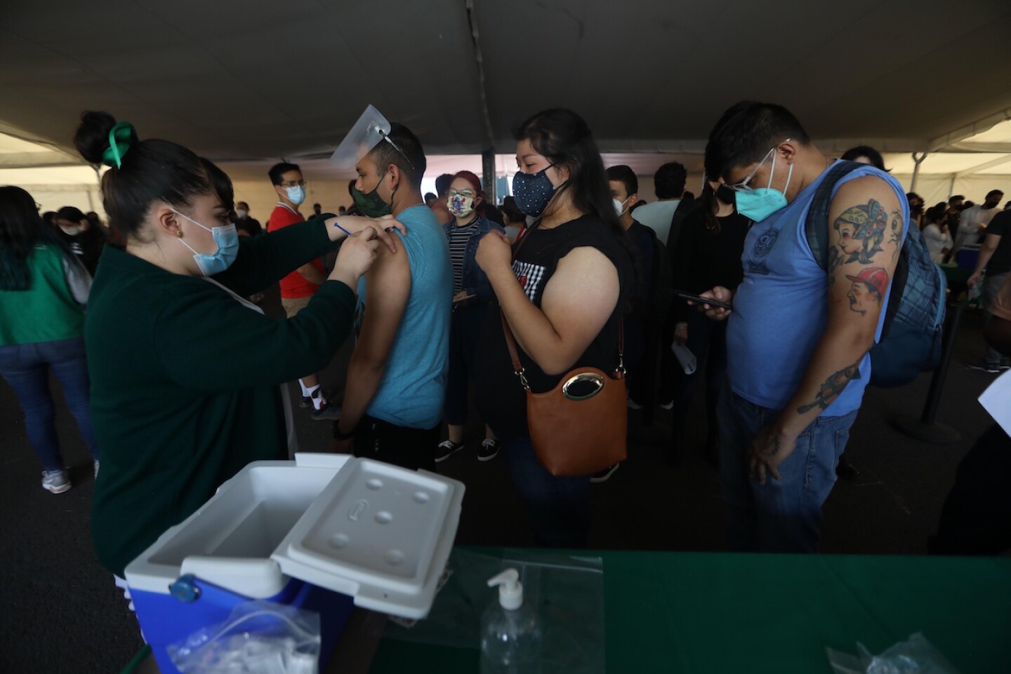 MÈxico vacuna a sus jÛvenes, los m·s afectados por la tercera ola de covid-19