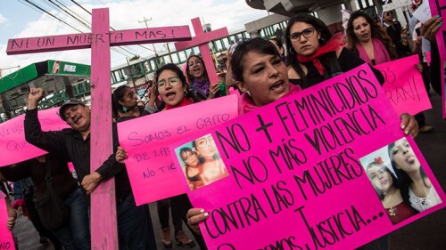 CIUDAD DE MÉXICO, 30AGOSTO2019.- Madres de víctimas de feminicidio y Mujeres integrantes de colectivos feministas  se congregaron en el puente de Fierro para dirigirse al Palacio Municipal de Ecatepec, para exigir el esclarecimiento de los casos así co