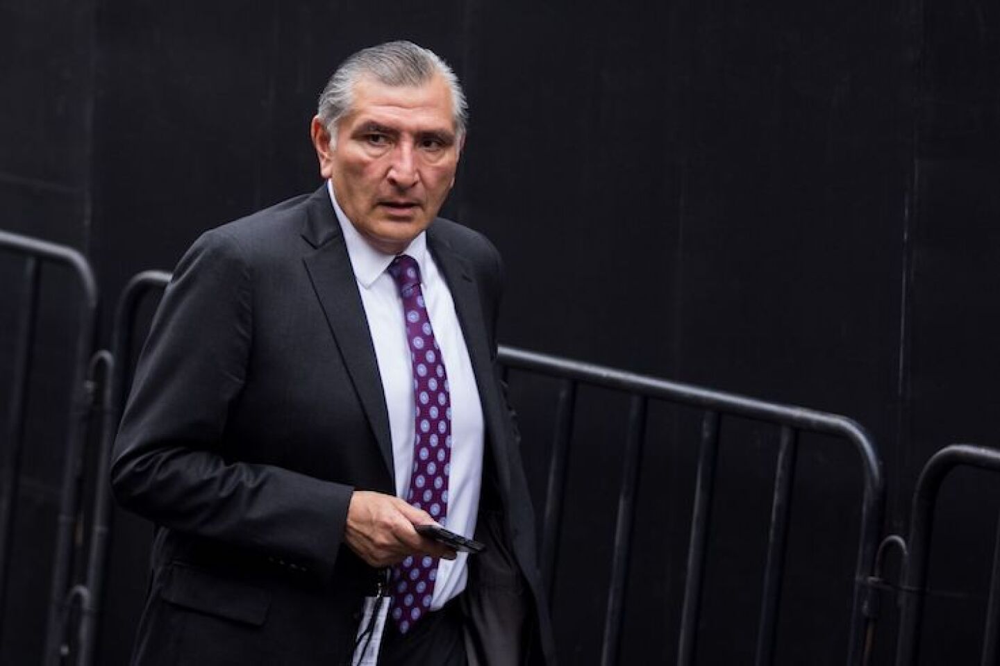 CIUDAD DE MÉXICO, 05DICIEMBRE2018.- El gobernador electo de Tabasco, Adán Augusto López Hernández, camina rumbo al Congreso Local de la Ciudad de México, en donde Claudia Sheinbaum tomó protesta como Jefa de Gobierno ante el pleno legislativo. FOTO: GALO CAÑAS /CUARTOSCURO.COM