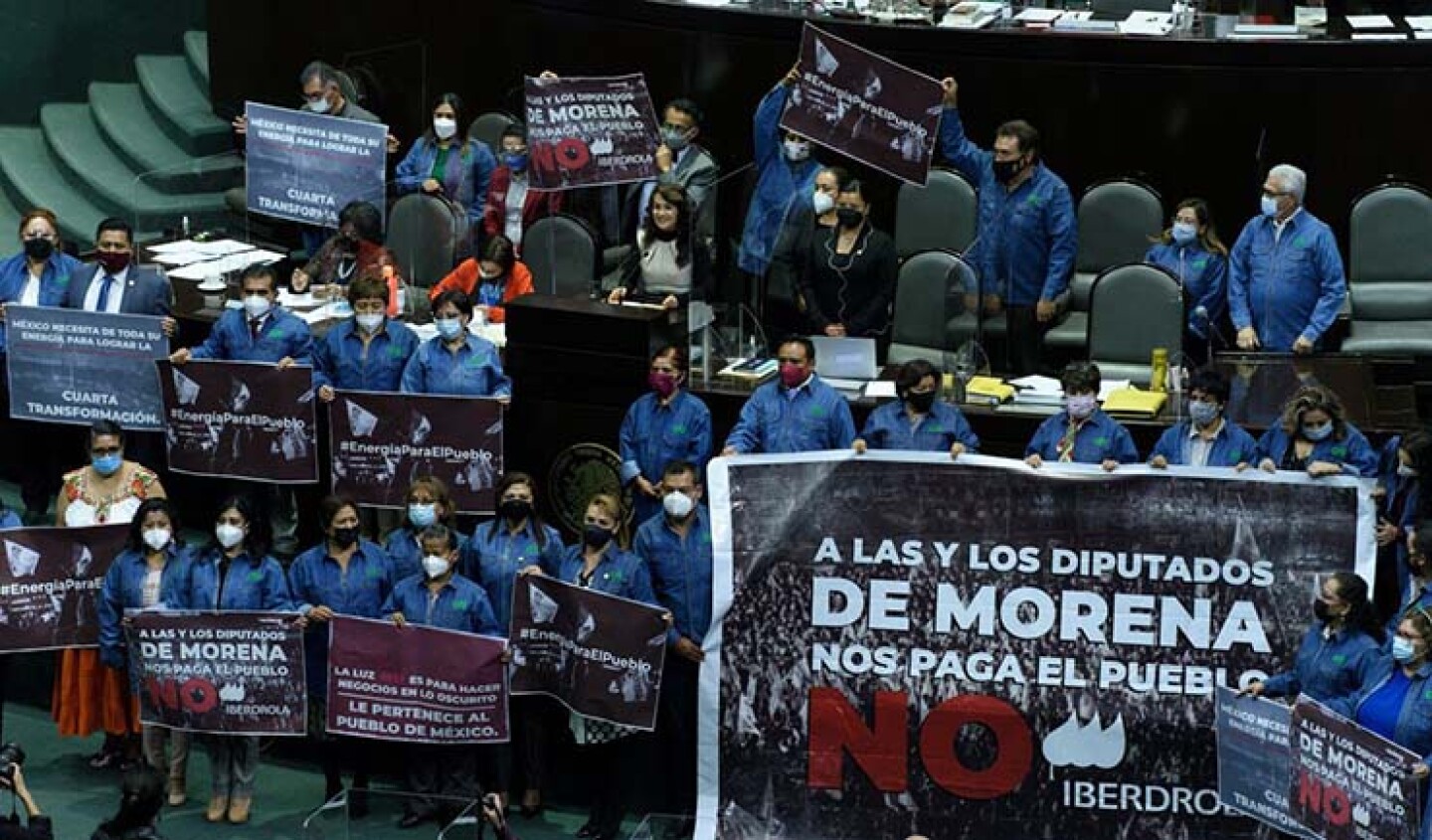 La diputada Dolores Padierna e integrantes del grupo parlamentario de Morena, se manifestaron a favor de la reforma a la Ley de la Industria Eléctrica que se discute en la sesión ordinaria de la Cámara de Diputados.