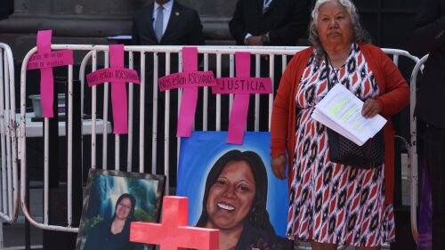 Irinea Buendía madre de Mariana Lima Buendía, víctima de feminicidio presentó ante el Congreso mexiquense una iniciativa de Ley en donde se propone que sean investigadas las muertes de mujeres con perspectiva de género y capacitación al personal de la FGJEM en esta materia.
