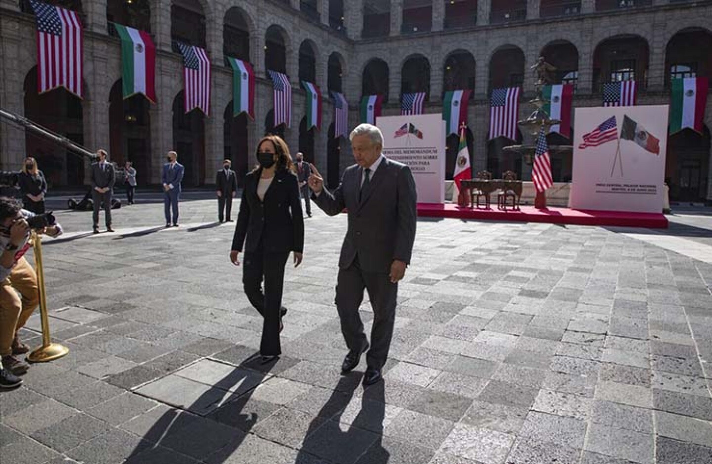 Andrés Manuel López Obrador, Presidente de México y Kamala Harris, vicepresidenta de los Estados Unidos de América, durante su reunión de trabajo en Palacio Nacional.