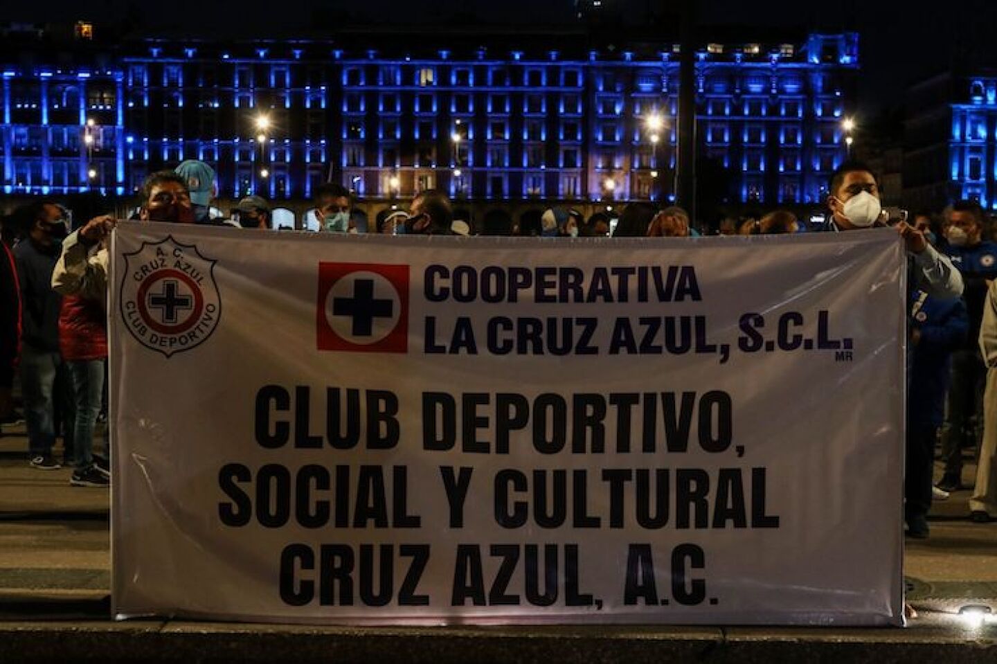 Integrantes de la cooperativa Cruz Azul se manifestaron en la plancha del Zócalo en apoyo al presidente del club Cruz Azul, Billy Álvarez, acusado de manejo ilegal de recursos.