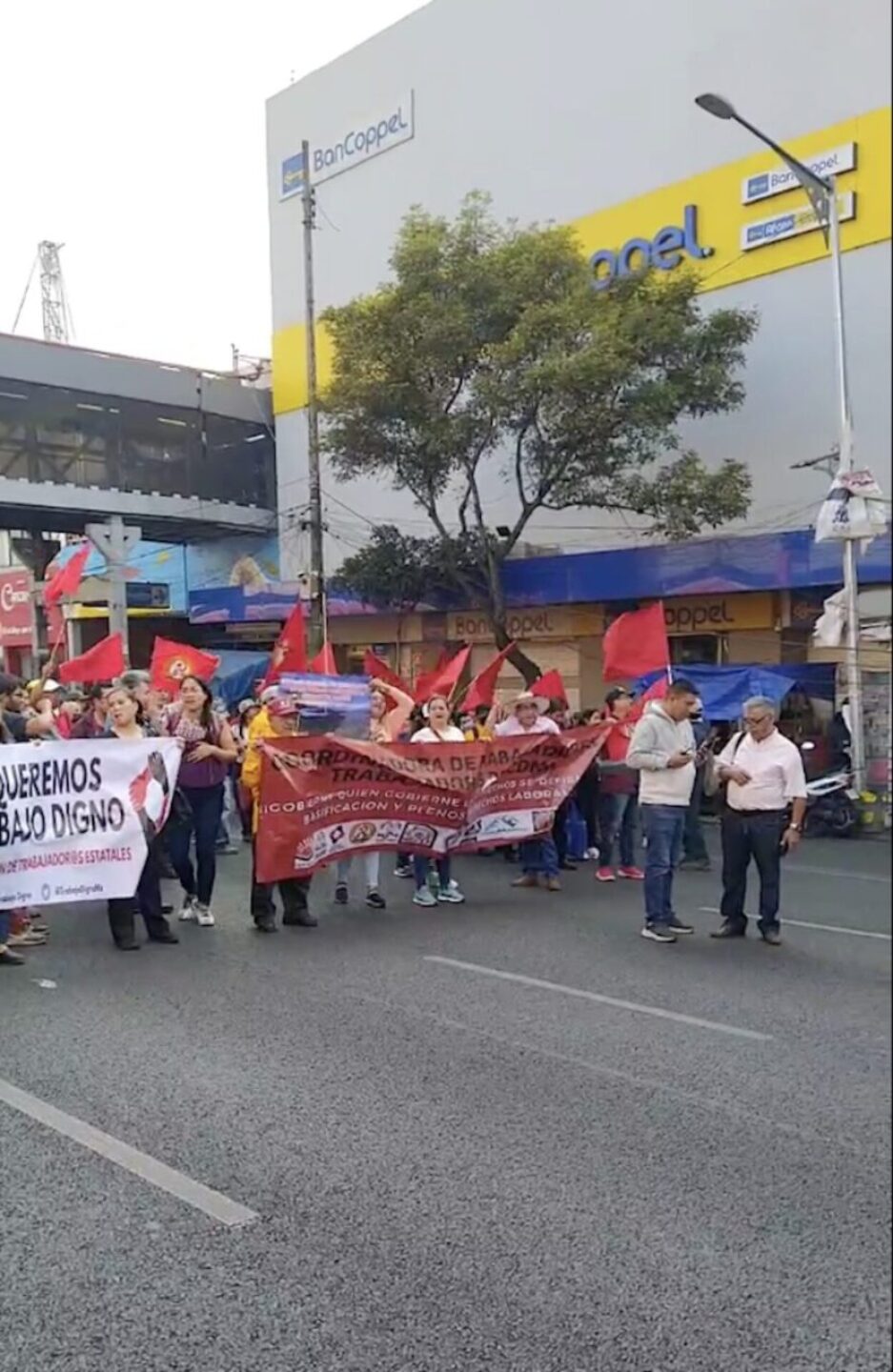 bloqueo-en-calzada-de-tlalpan-cierre-por-protesta-de-trabajadores-1-833x1280