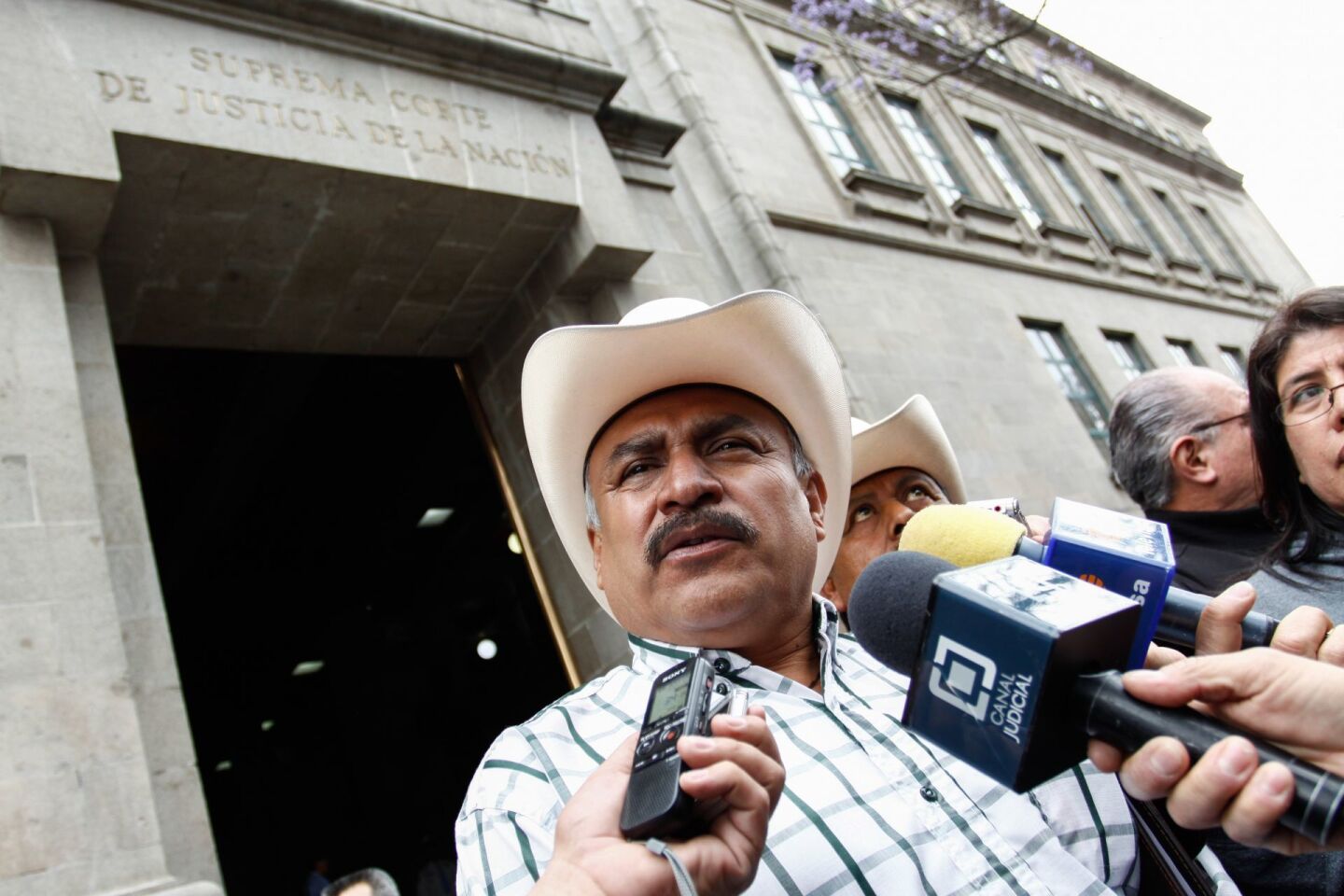 MÉXICO, D.F., 13MARZO2015.- Tomas Rojo, vocero de la Tribu Yaqui y Cesar Cota, capitán de la Tribu Yaqui ofrecieron una conferencia de prensa luego de un reunión en la Suprema Corte de la Nación.FOTO: RODOLFO ANGULO /CUARTOSCURO.COM