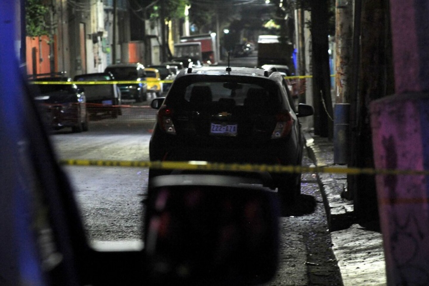 Descubren policías a un hombre sin vida, apuñalado, al interior de un auto en calles de la colonia granjas México en Iztacalco.