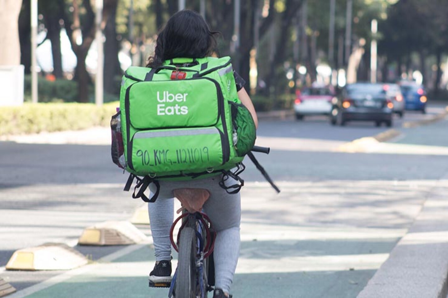 Jóvenes trabajadores de la plataforma UBER Eats