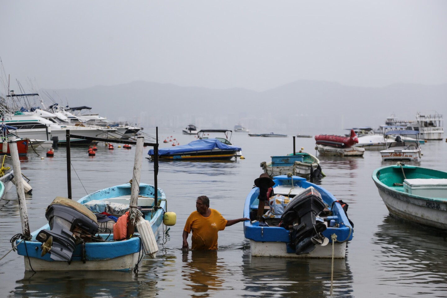 El hurac·n Adrian se aleja "paulatinamente" de costas mexicanas