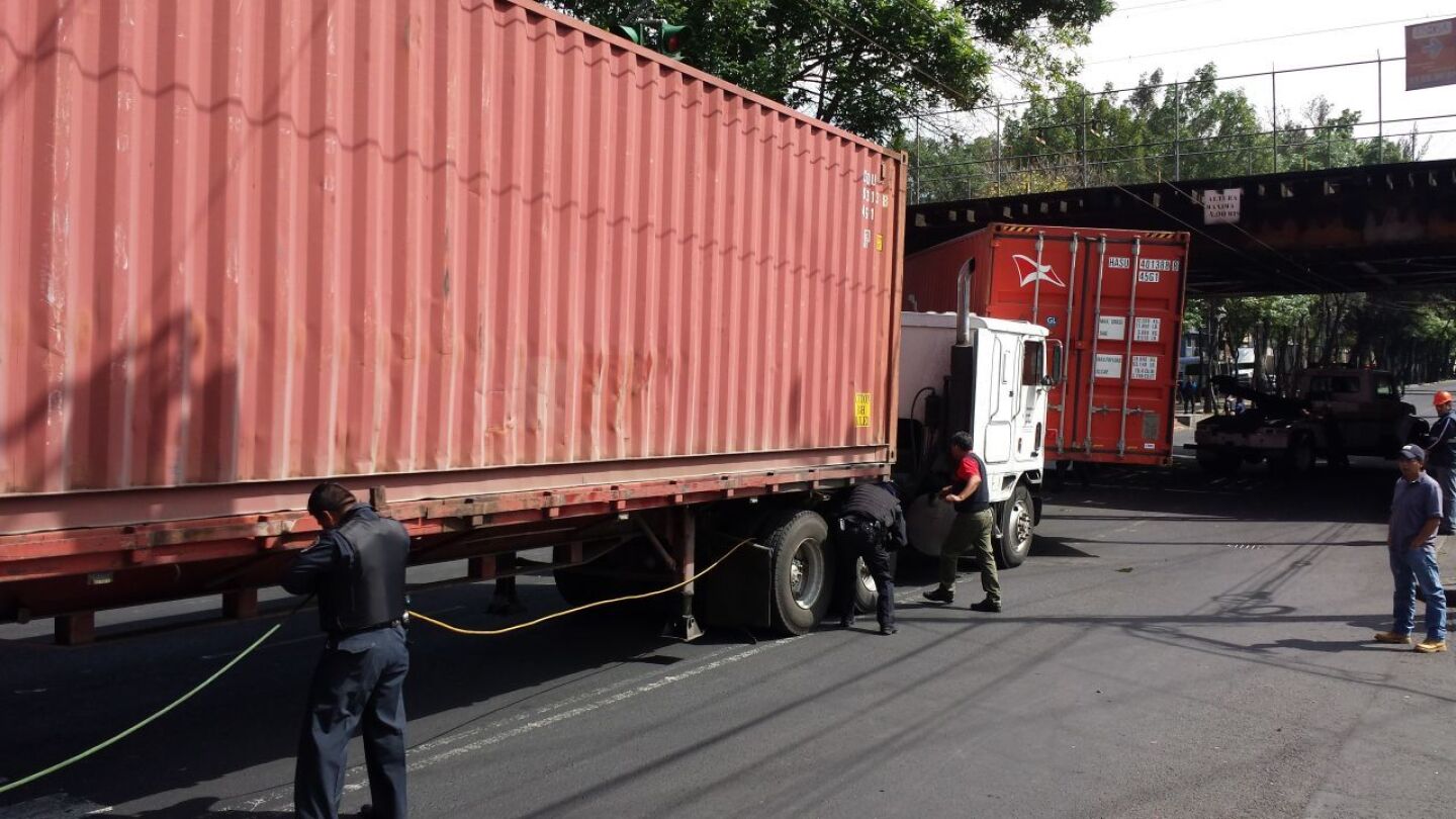 CIUDAD DE MÉXICO, 04MARZO2016.- Un tráiler se atoró debajo del puente de las vías del tren suburbano al no pasar cuando circulaba sobre la Avenida Cuitláhuac, Eje 3 Norte con rumbo a la Calzada Vallejo, en la colonia Nueva Santa María.FOTO: ARMANDO MONROY /CUARTOSCURO.COM