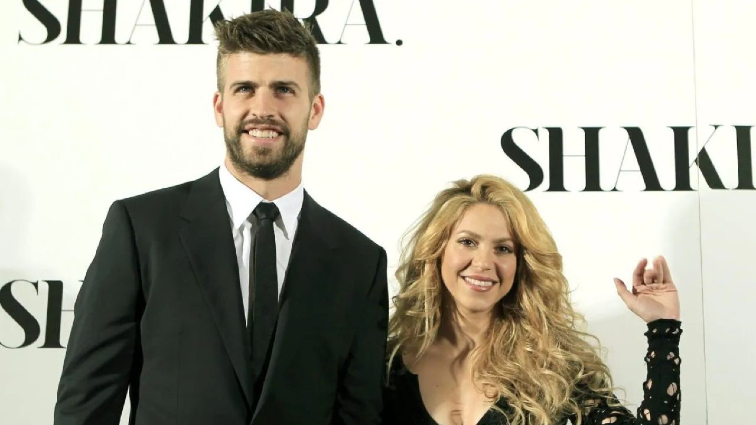 shakira_pique_fans.jpg