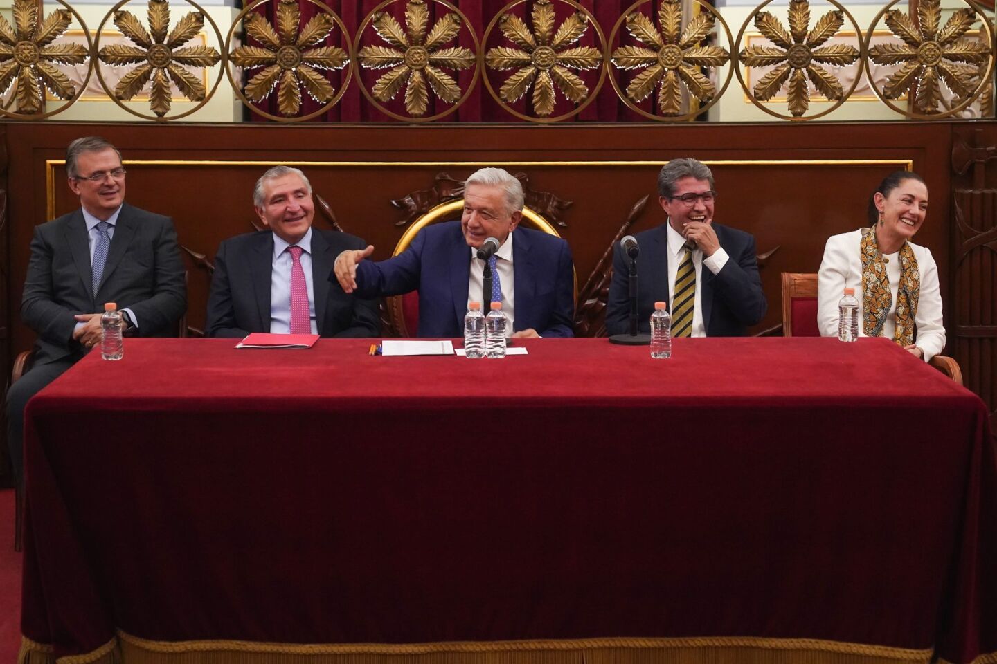 Marcelo Ebrard, Adán Augusto López, Andrés Manuel López Obrador, Ricardo Monreal y Claudia Sheinbaum durante la reunión con legisladores de Morena en Palacio Nacional, la noche de ayer.