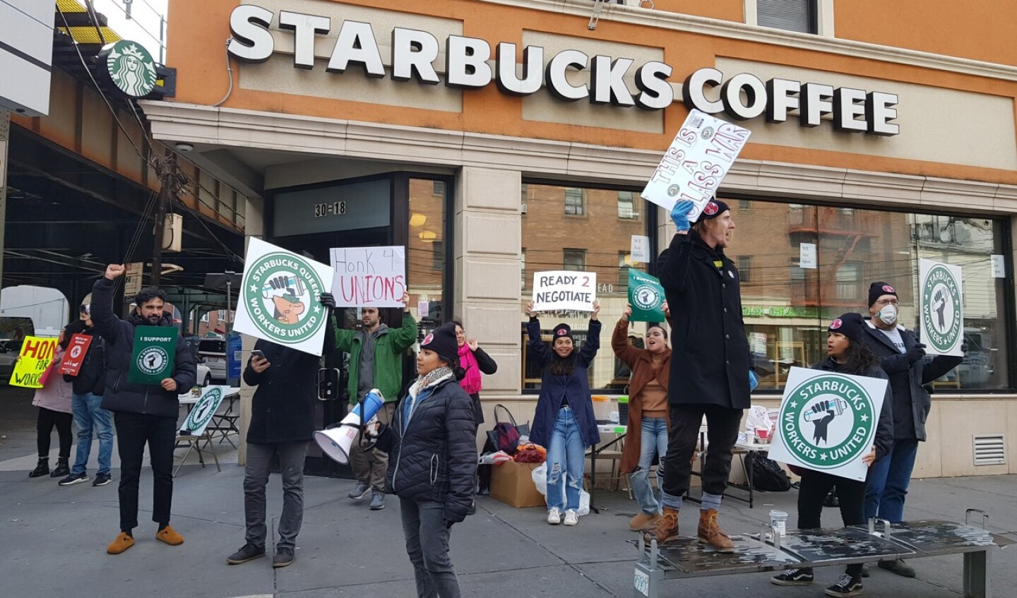 El sindicato de Starbucks convoca una huelga por la decoración de locales en el mes LGTBI