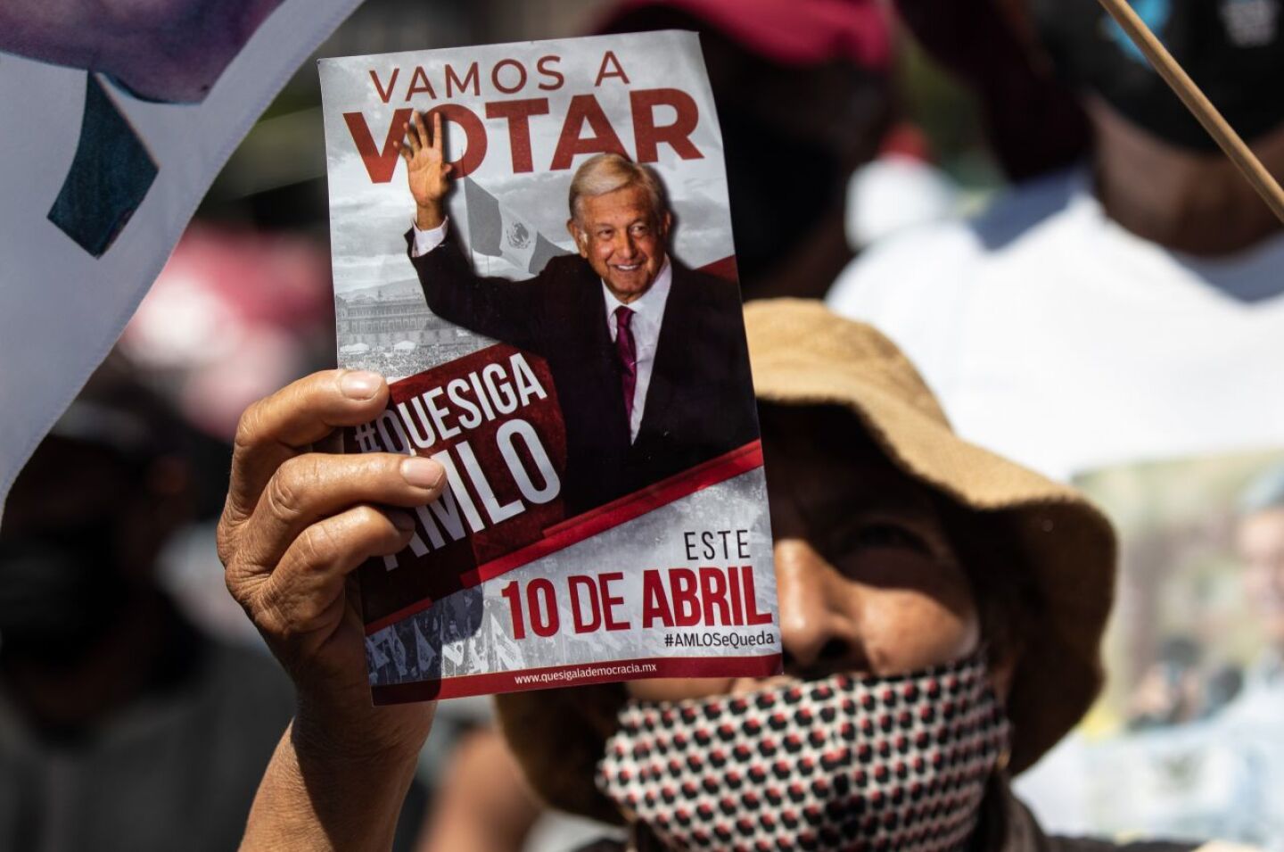 Al rededor de 200 simpatizantes del presidente Andrés Manuel López Obrador congregaron en el Zócalo para expresar su apoyo por su iniciativa a la reforma eléctrica y a la consulta de revocación de mandato. Como parte de la manifestación, también hubo consignas contra supuestos “opositores” del mandatario, entre ellos los consejeros del Instituto Nacional Electoral (INE) y periodistas como Carmen Aristegui