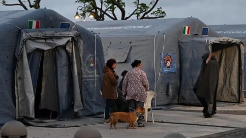 Evacuación de viviendas en Italia tras el sismo