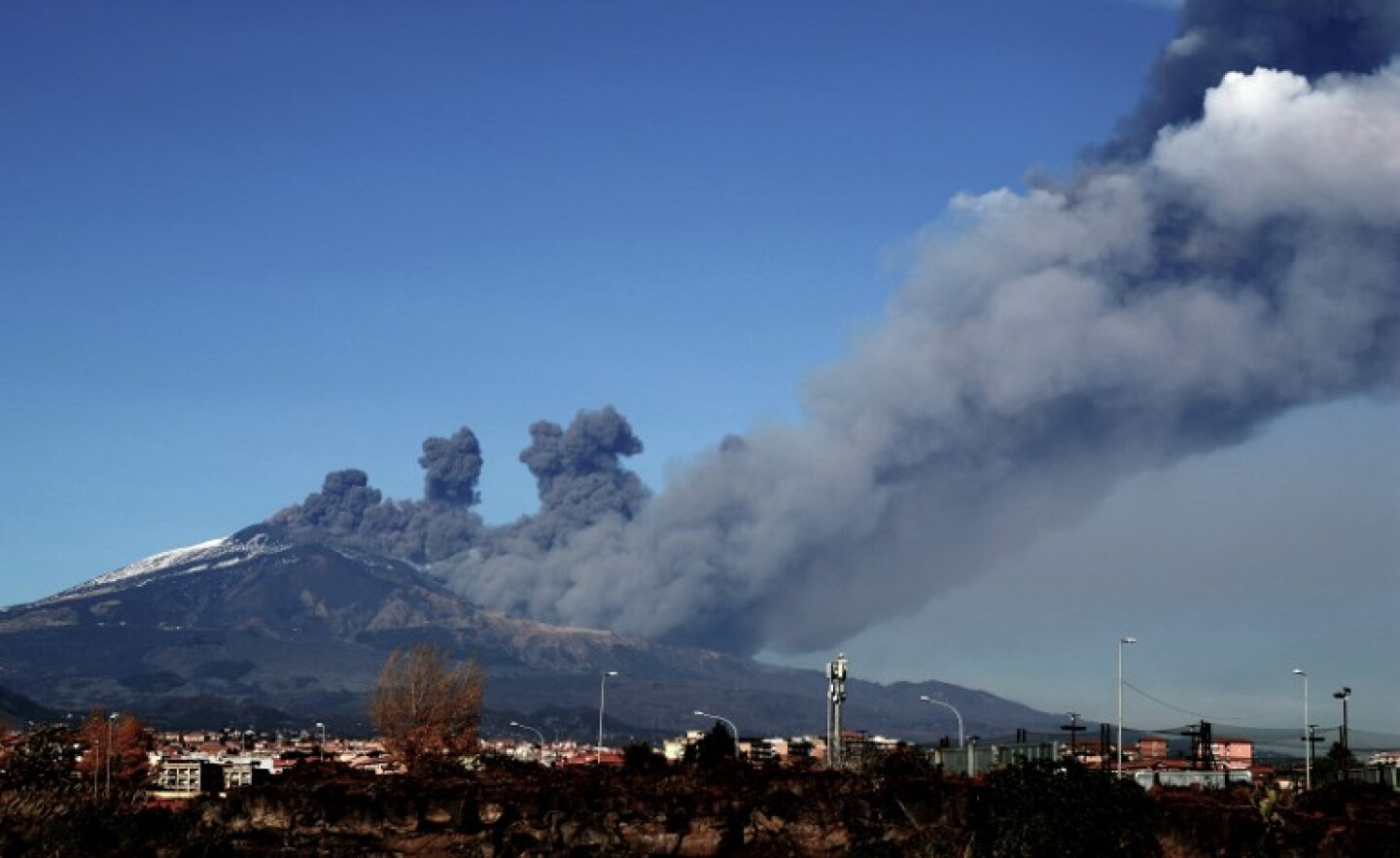 ITALY-VOLCANO-SMOKE-ERUPTION
