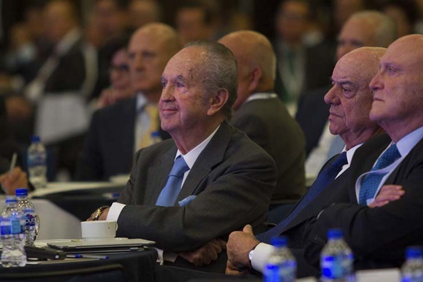 MÉXICO, D.F., 09JUNIO2015.- Alberto Baillères González, presidente del Grupo BAL y consejero de BBVA Bancomer y Francisco González Rodríguez, presidente del Grupo BBVA, durante la reunión nacional de consejeros de BBVA Bancomer. FOTO: MOISÉS PABLO