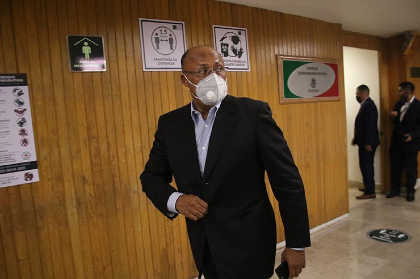 El coordinador priista René Juárez Cisneros sale de la reunión de la Jucopo, en la cual se acordó que su partido presidirá la Mesa Directiva en Cámara de Diputados.