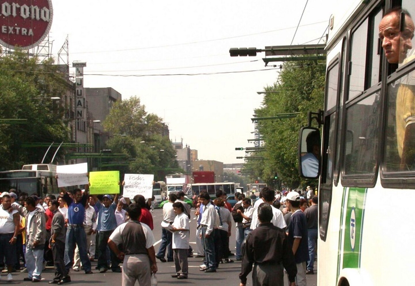 Vendedores ambulantes del eje central realizaron un bloqueo en Lázaro Cárdenas y Uruguay, en protesta por no permitir la venta de su mercancia.  FOTO: Gilberto Molina/CUARTOSCURO.COM