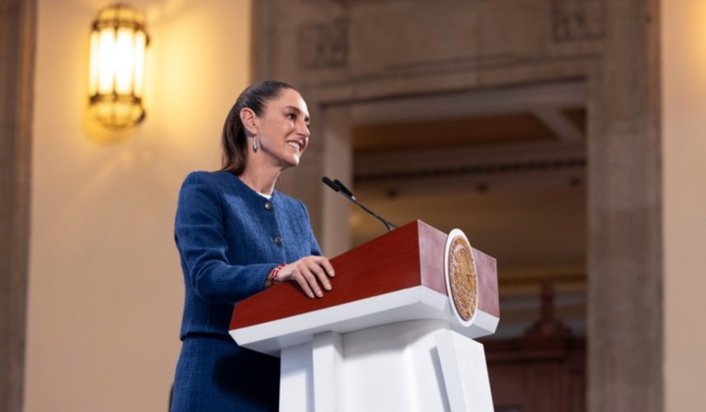 claudia-sheinbaum-chicharito-hernandez (1).jpg