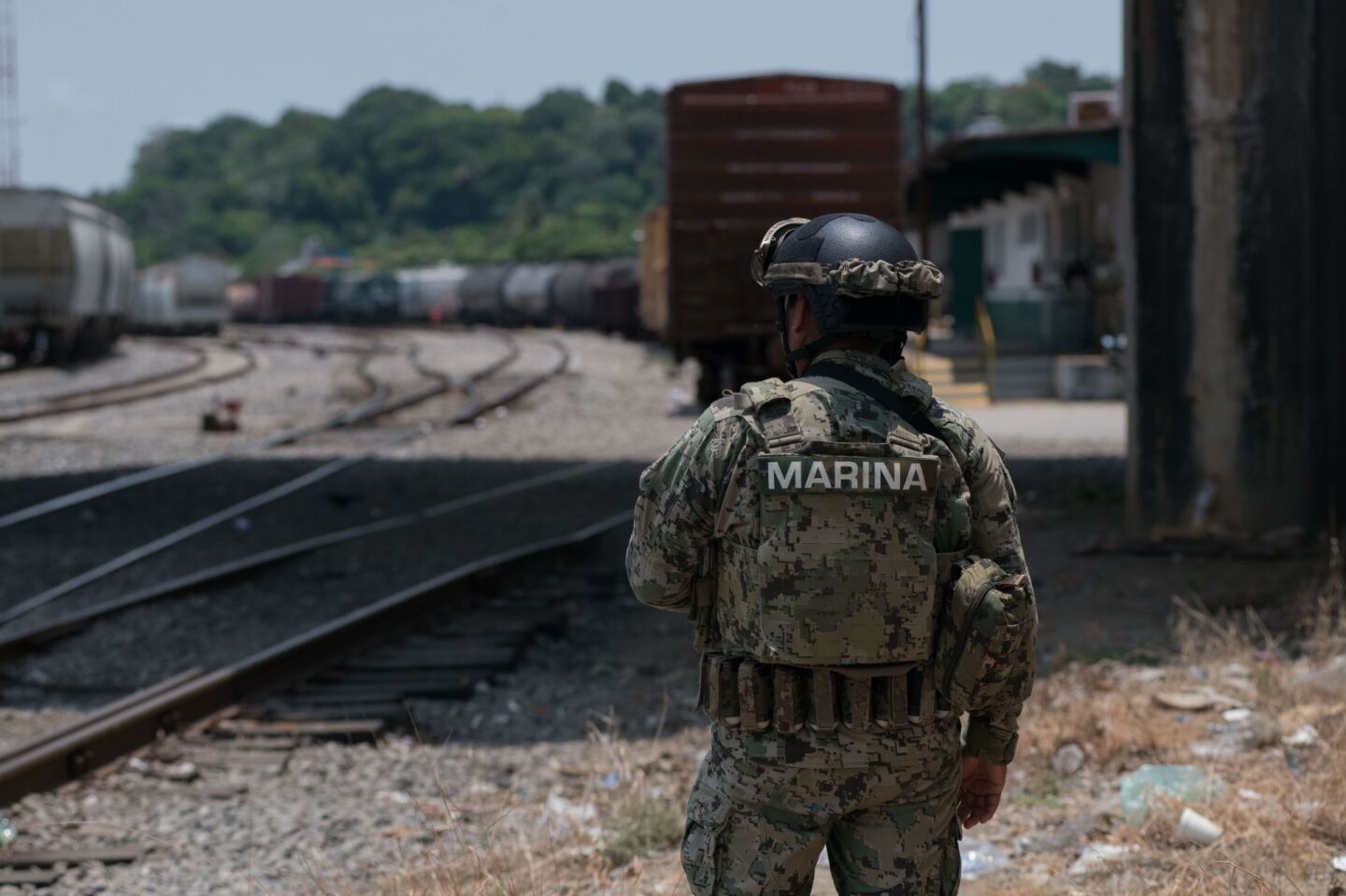 Elementos de la Secretaría de Marina custodian las vías de Ferrosur en Coatzacoalcos.