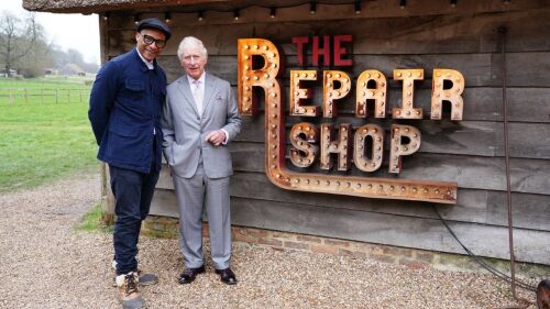 Carlos III en reality de restauración de muebles