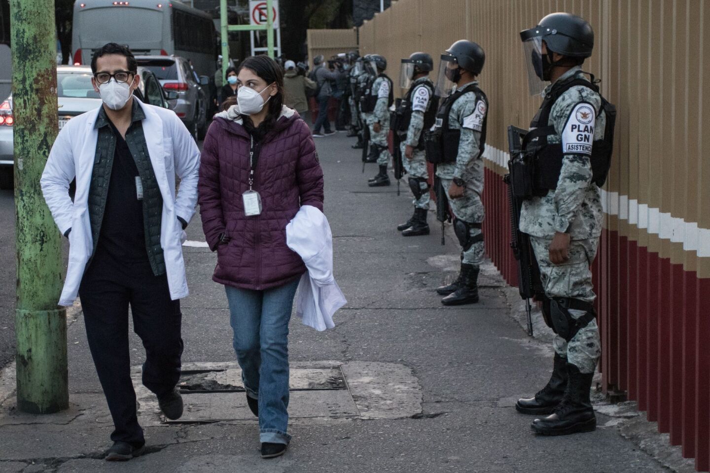 Médicos ingresan al Hospital General de México para aplicarse la vacuna contra Covid-19.