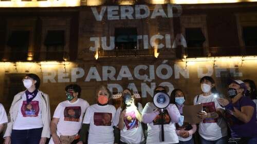 Mexicanas atacadas con ácido protestan en Palacio Nacional contra impunidad