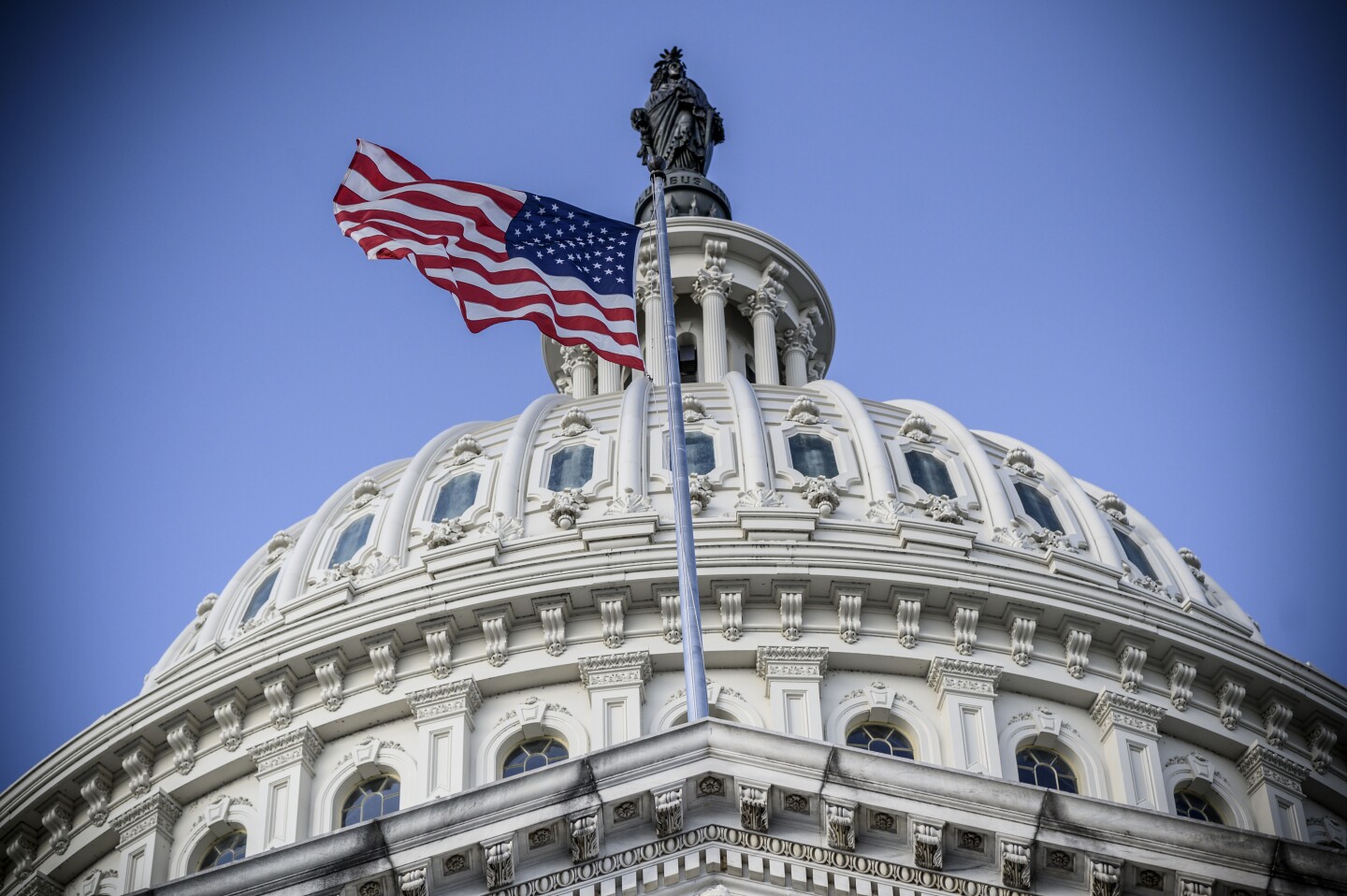 Al menos 11 senadores republicanos 'batean' a Biden