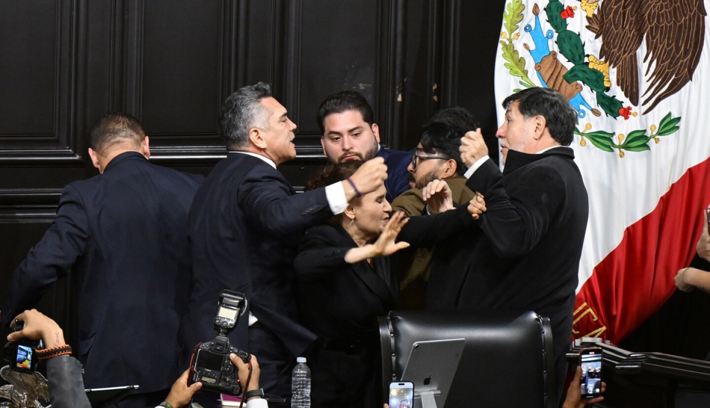 Pelea Alito Moreno y Fernández Noroña Senado.jpg