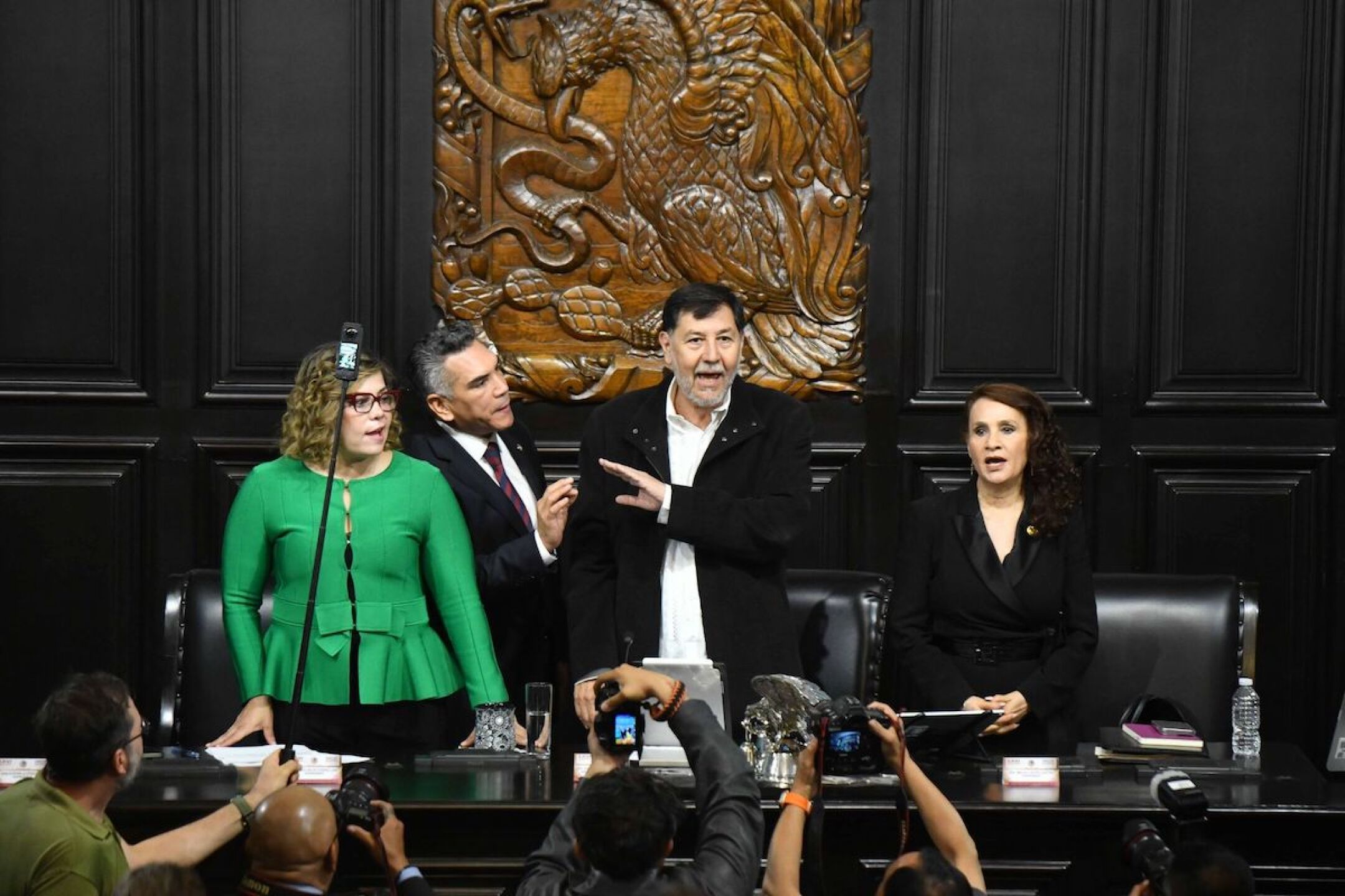 "Alito" Moreno y Fernández Noroña terminaron a golpes la sesión del Senado.