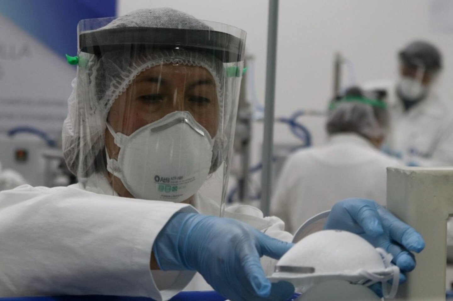 Trabajadores del laboratorio Aftil durante la elaboración de mascarillas de protección y alta eficiencia N95