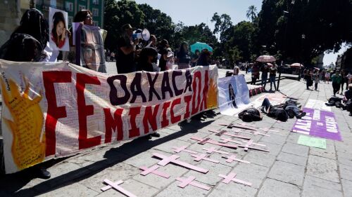 Decenas de mujeres marcharon en el centro de la capital de Oaxaca para exigir un alto a la violencia de género y feminicida en el marco del Día Internacional de la Eliminación de la Violencia contra las Mujeres
