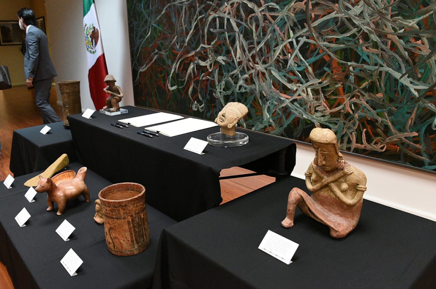 Estadounidenses entregan a México 79 piezas arqueológicas y 2 paleontológicas