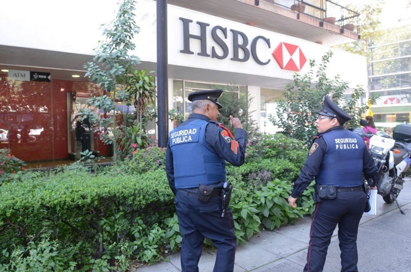 MÉXICO, D.F., 15AGOSTO2013.- Se registró un asalto en la sucursal bancaria de HSBC ubicada en Insurgentes esquina con Olivo de la Col. Florida. FOTO: LUIS CARBAYO / CUARTOSCURO.COM