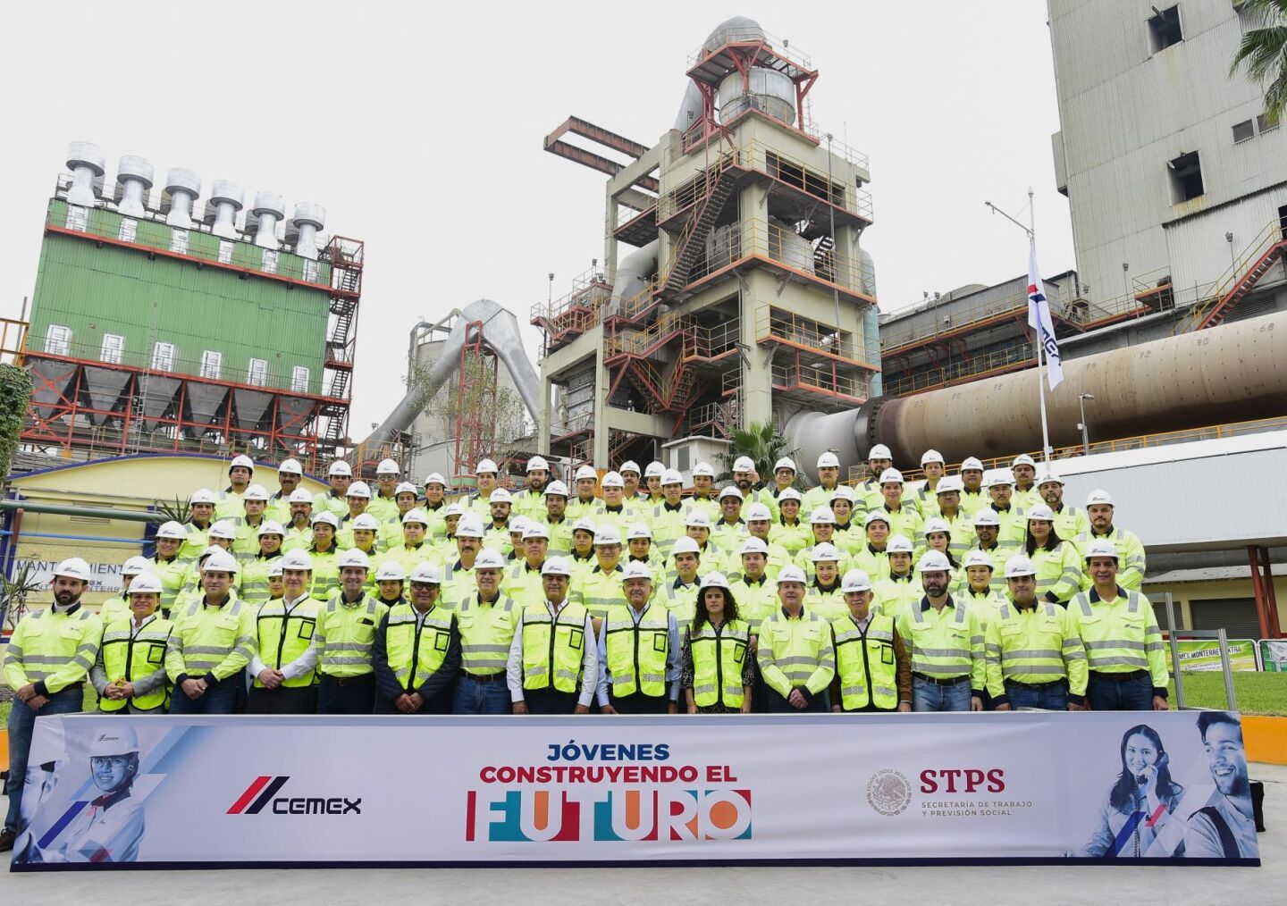 Andrés Manuel López Obrador, presidente de México, durante el evento "Jóvenes Construyendo el Futuro. Un Año Impulsando a la Juventud" realizado en Cemex planta Monterrey.
