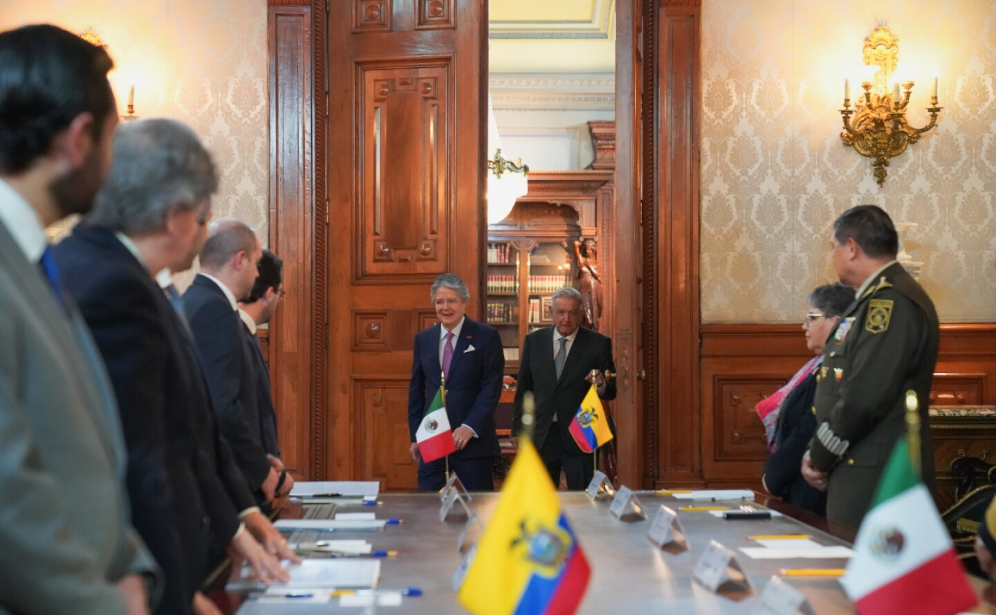 AMLO Lasso-tw